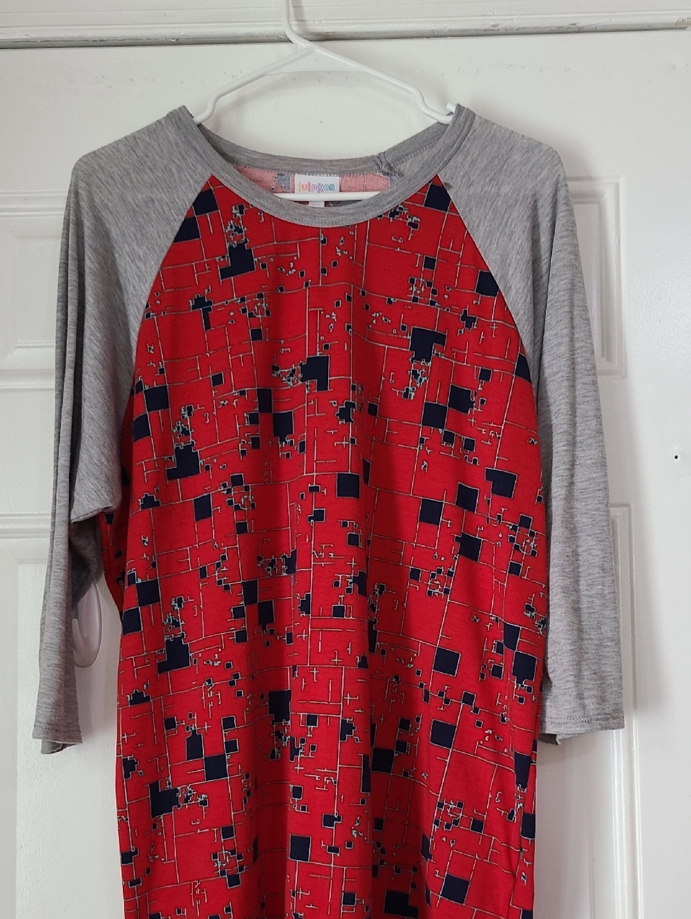 LuLaRoe Red & Gray Geometric Raglan Three Quater Sleeve Tee